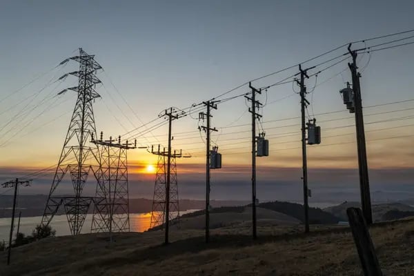 Líneas eléctricas y torres de transmisión en Crockett, California, EE.UU.