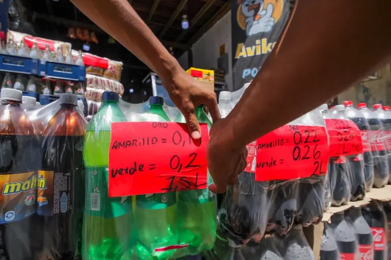 Botellas de refresco con precios en gramos de oro en una tienda en Tumeremo.Fotógrafo: William Urdaneta / Bloombergdfd
