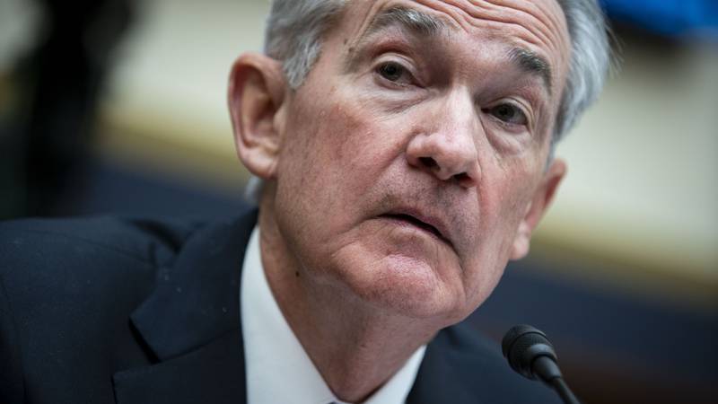 Powell dice que stablecoins privadas podrían competir con dólar digital de la Fed