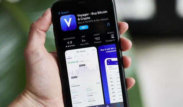 La aplicación Voyager Digital Ltd. para descargar en la App Store de Apple en un smartphone arreglado en Little Falls, Nueva Jersey.