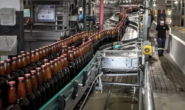 La línea de producción de cerveza en las instalaciones de embotellado de Ambev SA en Sao Paulo, Brasil, el jueves 5 de noviembre de 2020.