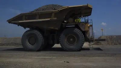Un camión mueve el carbón a lo largo de un camino de acceso en el pozo anexo en la mina de Cerrejón en Barrancas, La Guajira, Colombia, el jueves 8 de agosto de 2019.