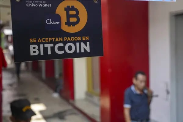 Un letrero de bitcoin en El Salvador