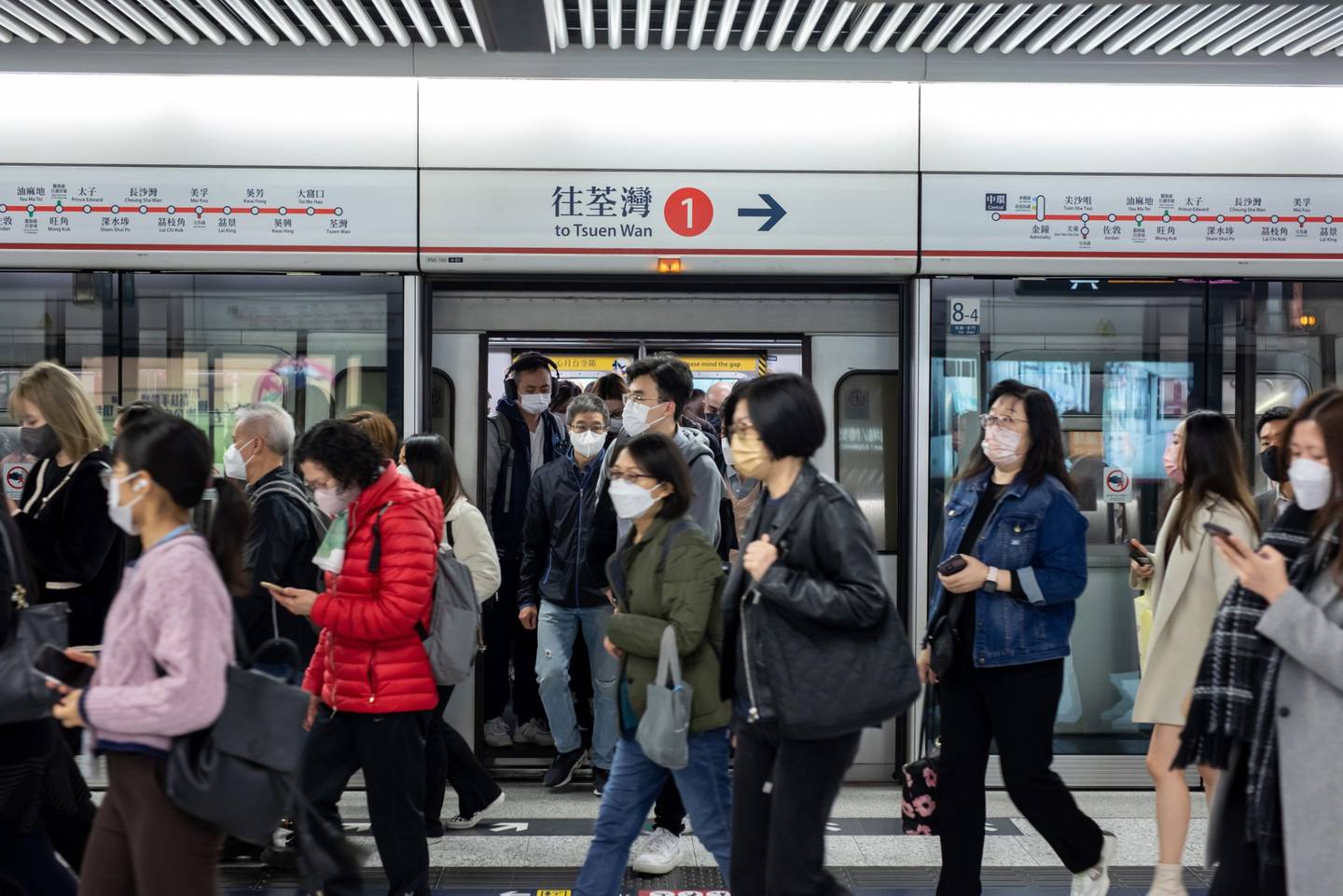 Pasajeros en la estación Central, operada por MTR Corp, en Hong Kong, China, el martes 28 de febrero de 2023.