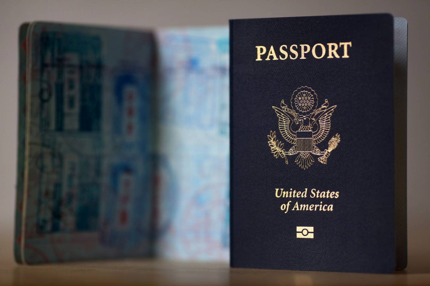 Pasaportes de EE.UU. se organizan para una fotografía en Nueva York, EE.UU.