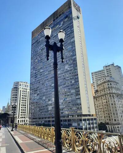 Ex-edifício mais alto da América Latina, o Mirante do Vale permite ao visitante observar a região do Anhangabaú do 42º andar em janelas de vidro que se estendem para fora da fachada 