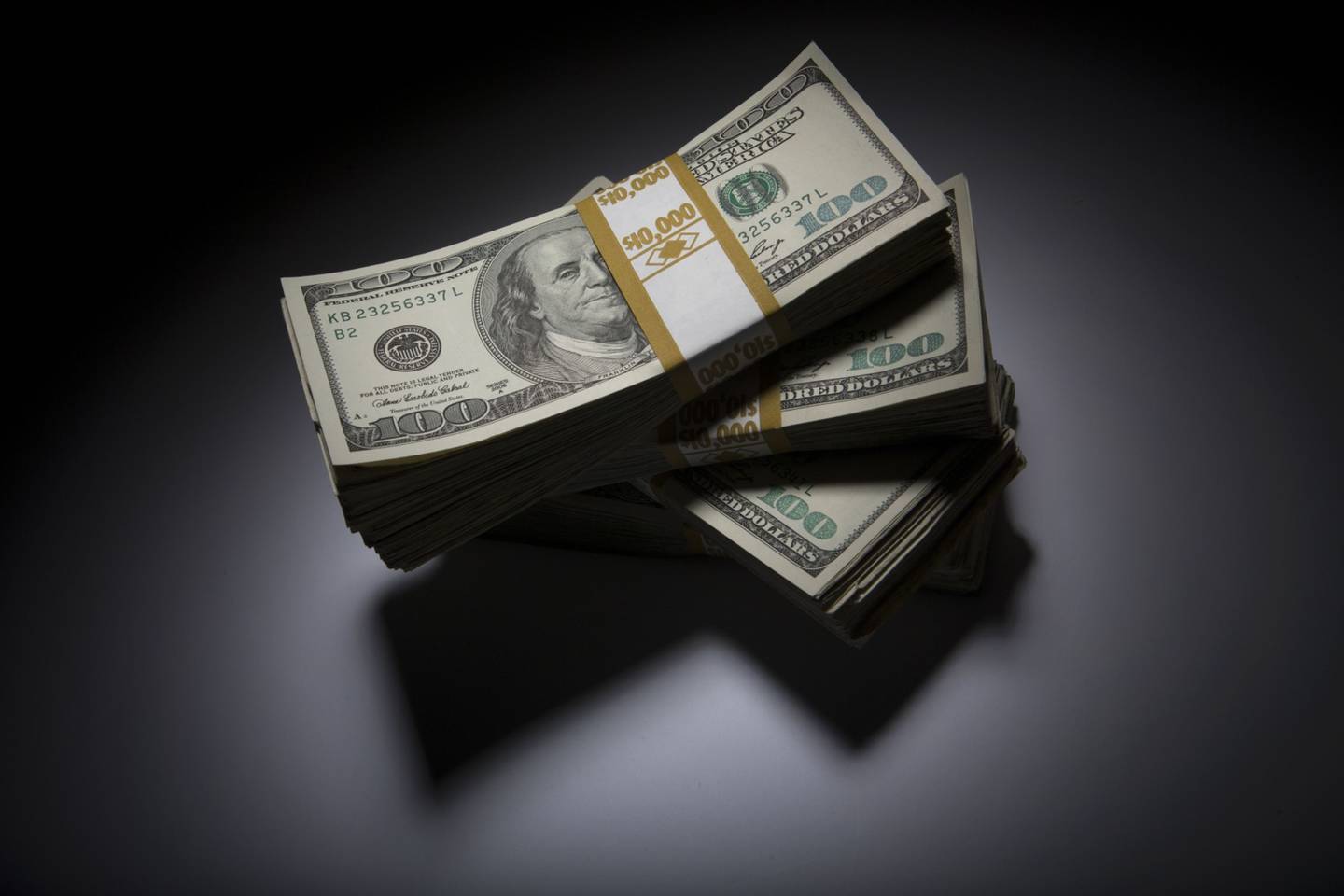 Pilas de billetes de 100 dólares en Nueva York, EE.UU. Fotógrafo: Scott Eells/Bloombergdfd
