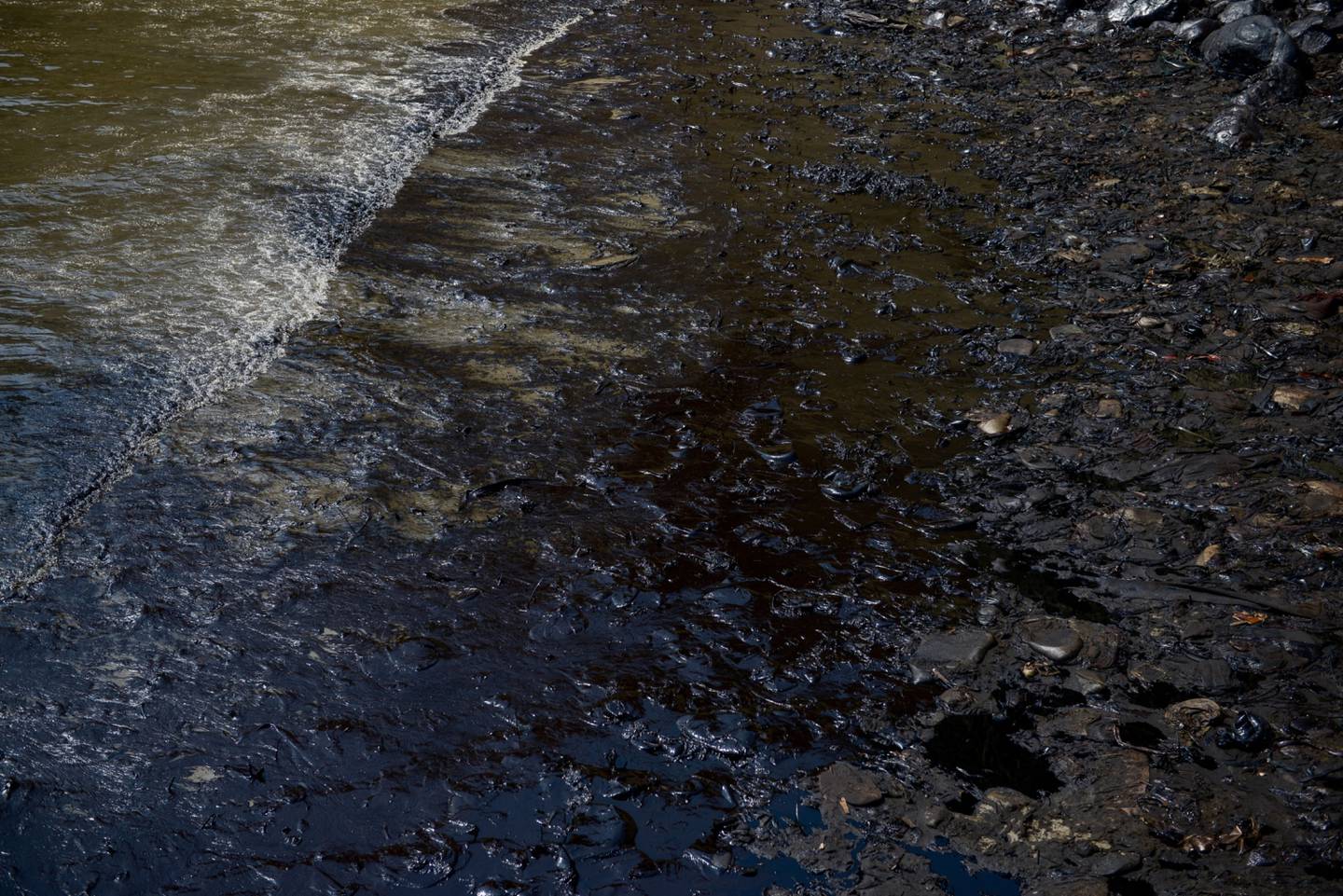 Un derrame de petróleo en la playa de Cavero en Callao, Perú, el miércoles 19 de enero de 2022.