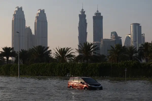 Las lluvias récord de Dubai obligan a desviar vuelos e inundan la ciudad