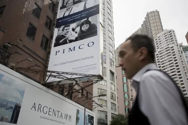 Un anuncio de Pacific Investment Management Company LLC (Pimco) que se muestra en un edificio en Hong Kong, China, el miércoles 13 de noviembre de 2013.