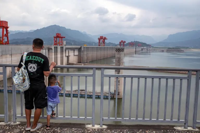 Niveles de agua en la presa de las Tres Gargantas en Yichang, provincia de Hubei, el 23 de agosto. Fuente: Bloombergdfd