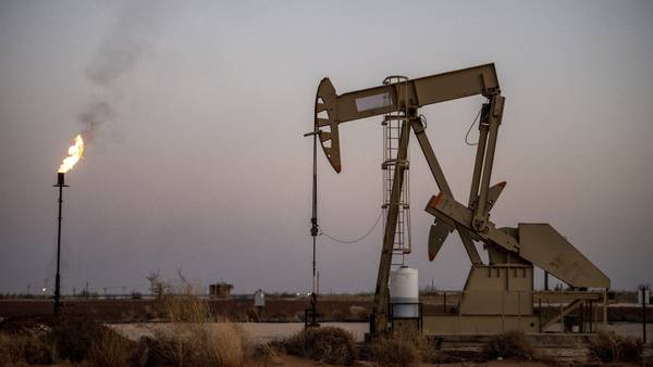 Petróleo volta a subir 1% com novos dados de estoques e demanda nos EUAdfd
