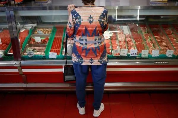 Un cliente pide comida en una carnicería de Louisville, Kentucky, Estados Unidos, el martes 23 de agosto de 2022. En 2022, se espera que el aumento de los precios de los alimentos sea superior al de 2020 y 2021, según el informe "Perspectivas de los precios de los alimentos" del Departamento de Agricultura de EE.UU. Foto: Luke Sharrett/Bloomberg.