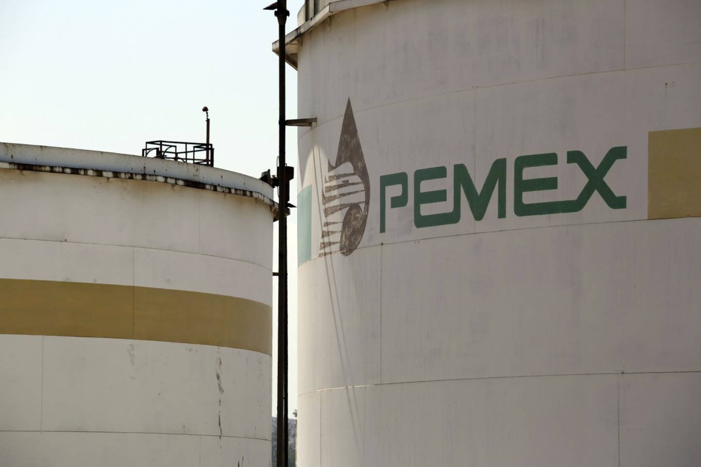 El logo de Petróleos Mexicanos (Pemex) sobre un tanque de almacenamiento de combustible en la refinería Miguel Hidalgo, ubicada en Tula, Hidalgo.
