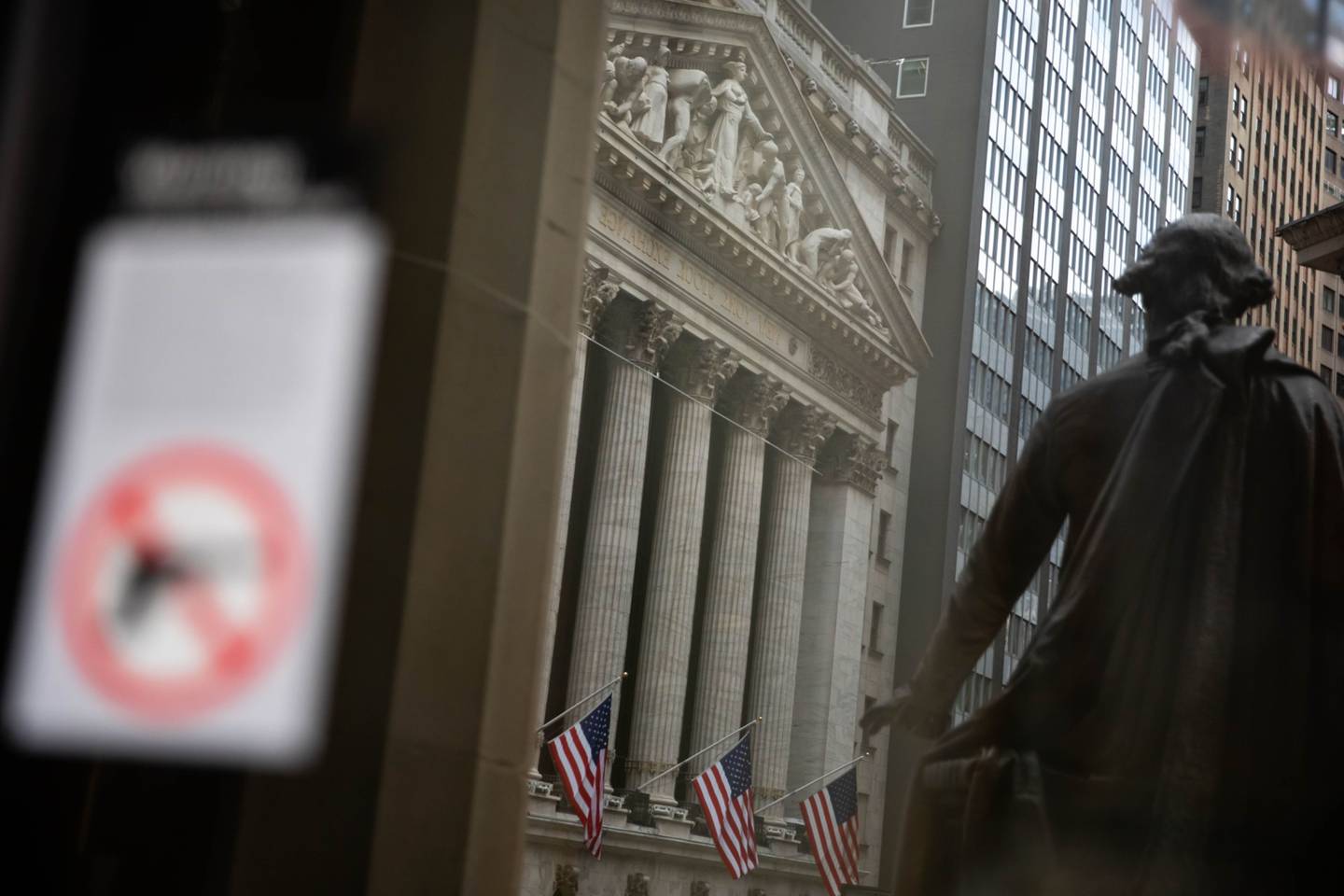 La Bolsa de Nueva York (NYSE) se refleja en el edificio Federal Hall en Nueva York, Estados Unidos, el lunes 4 de enero de 2021.