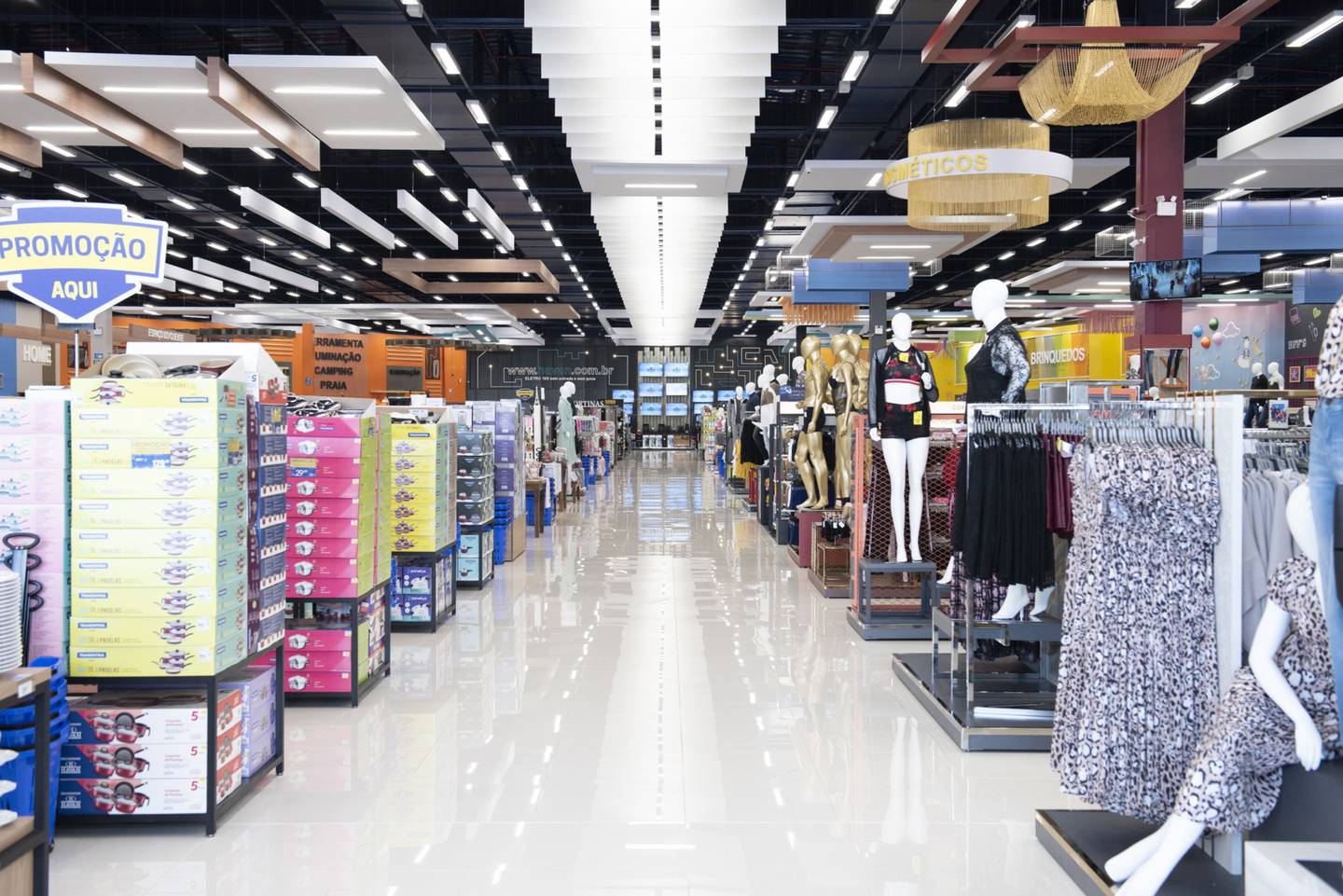 Empresas como Walmart e Target já estão vendo redução nas compras por parte de seus clientes