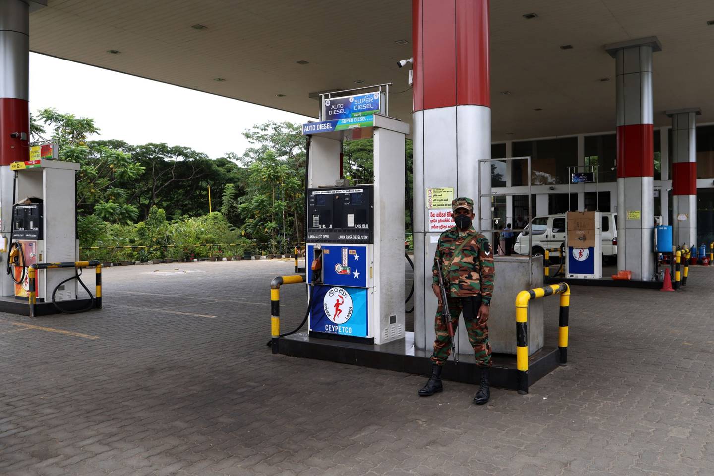 Un soldado vigila un surtidor de combustible después de que una gasolinera se quedara sin gasolina en Kandy, Sri Lanka, el viernes 17 de junio de 2022.  Fotógrafo: Buddhika Weerasinghe/Bloomberg
