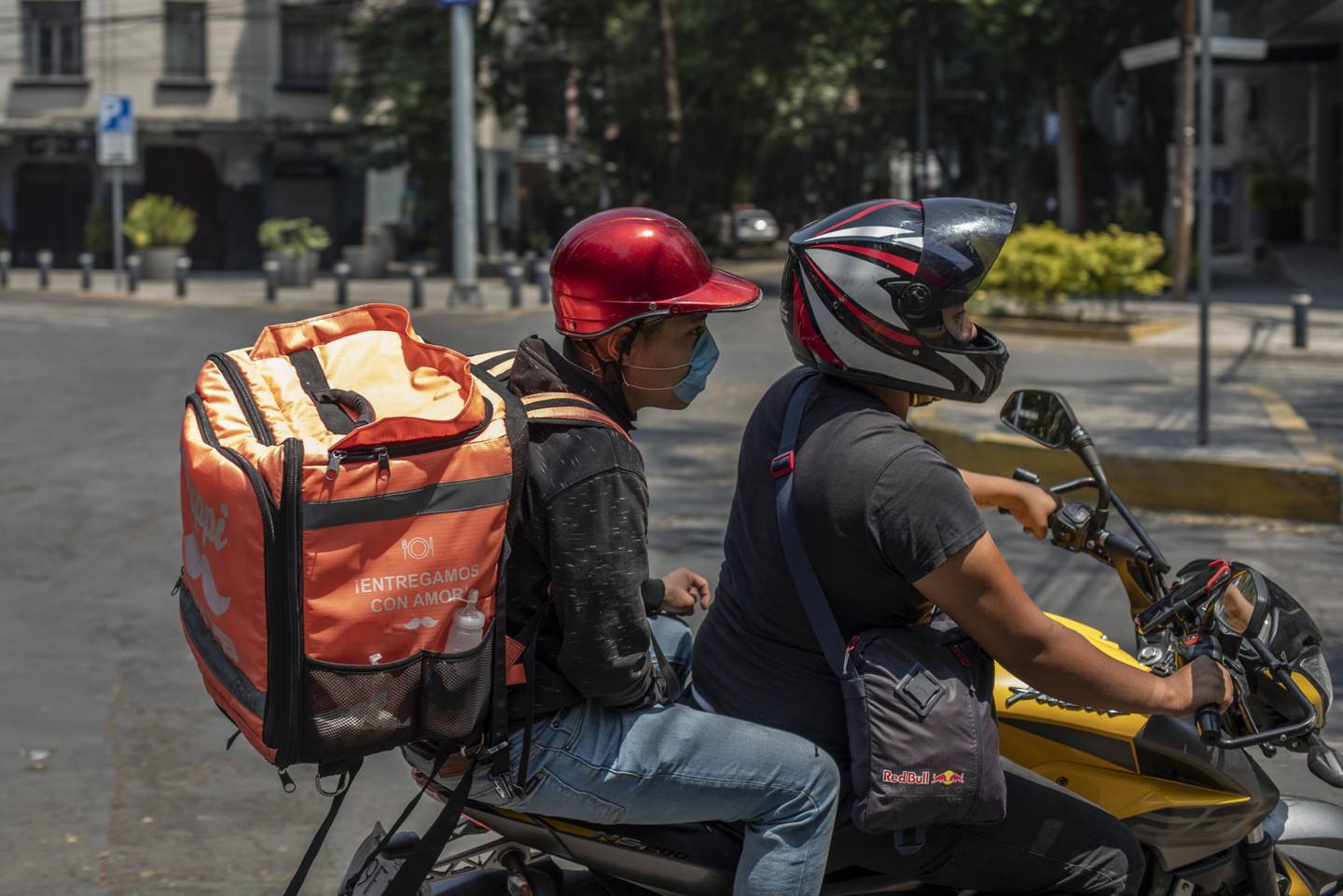 Un trabajador con una máscara protectora conduce una motocicleta mientras realiza una entrega de la aplicación Rappi en Ciudad de México, el viernes 3 de abril de 2020.