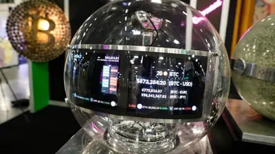 Um Holograma Cryptomarket de alta definição, que pode ser conectado a qualquer carteira criptográfica mostrando o valor dos ativos em tempo real, durante a conferência Bitcoin 2022 em Miami.