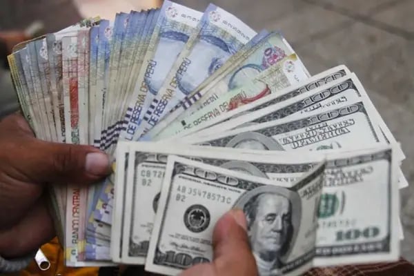 Dólar en Perú sube a 3,952 soles por US$1 en medio de alza global de la divisa.