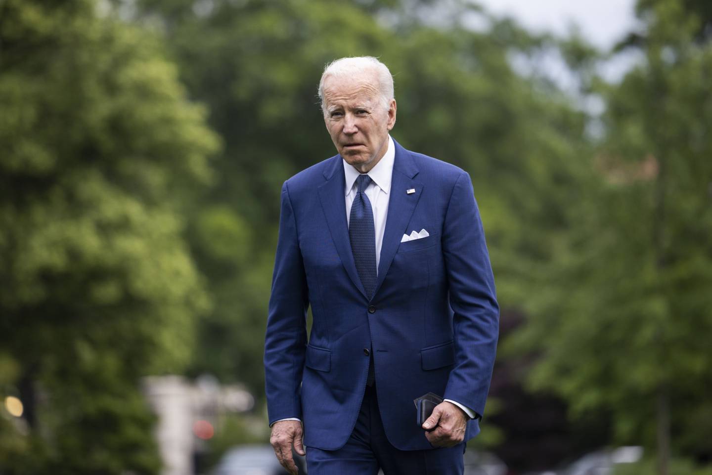 El presidente de EE.UU., Joe Biden, camina por el jardín sur de la Casa Blanca tras llegar en el Marine One en Washington, D.C., EE.UU., el martes 24 de mayo de 2022