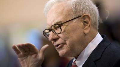 Firma de Warren Buffett crece tenencia de Apple, elimina Verizondfd
