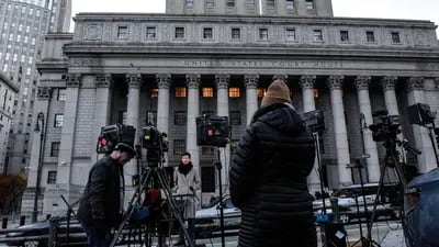 Miembros de los medios de comunicación transmiten fuera del tribunal federal para el juicio de Ghislane Maxwell, en Nueva York.