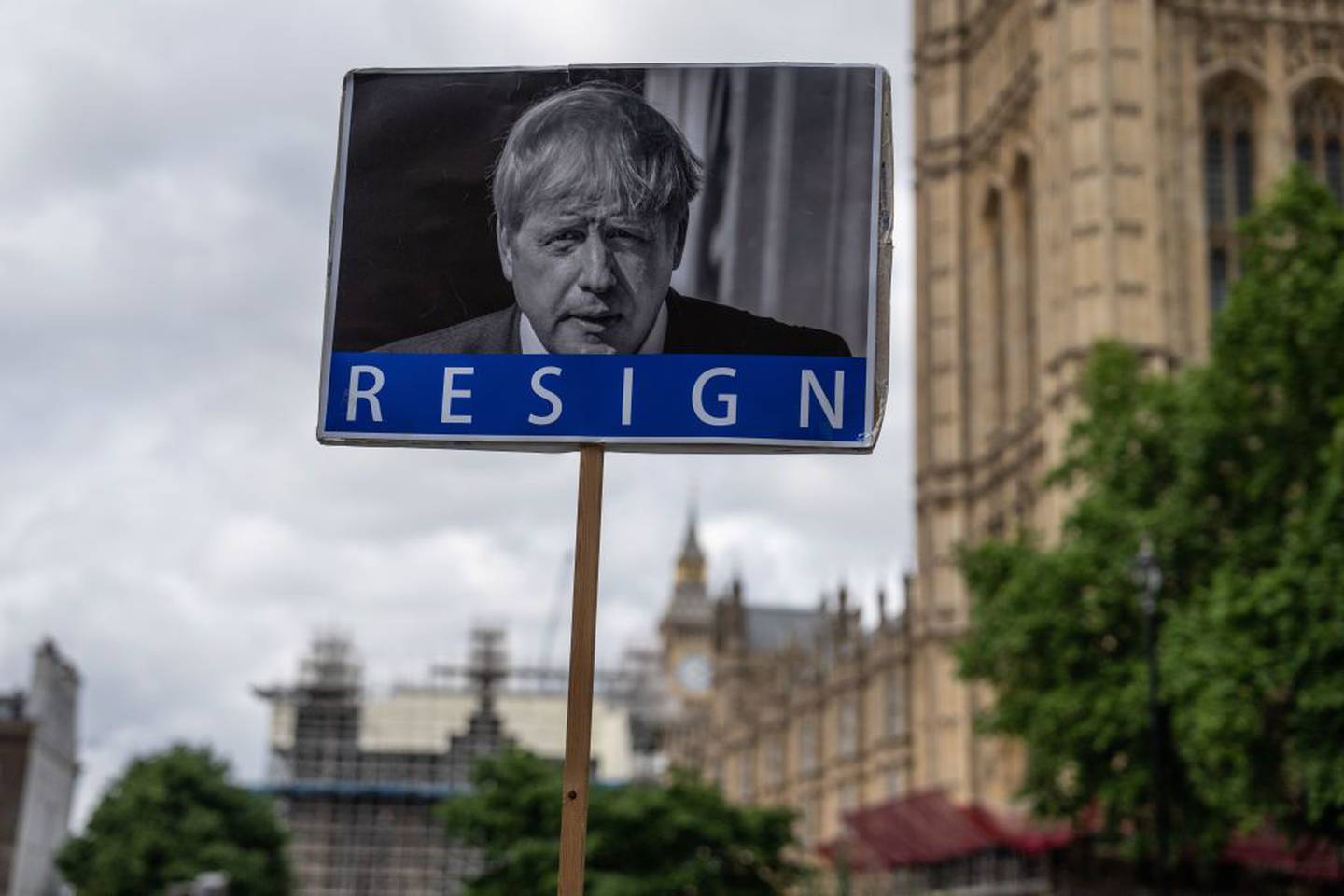 Un manifestante sostiene una pancarta el 6 de junio de 2022 en Londres, Inglaterra.