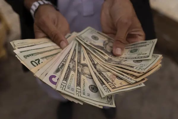 Bolivia detiene a 16 personas por vender dólares: esta fue la explicación del Gobierno