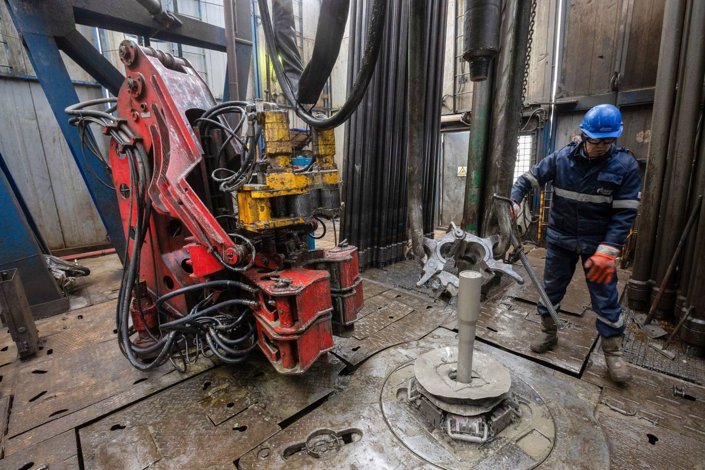 Un trabajador supervisa los procedimientos de perforación en una plataforma de perforación de gas en el campo de petróleo, gas y condensado de Gazprom PJSC.