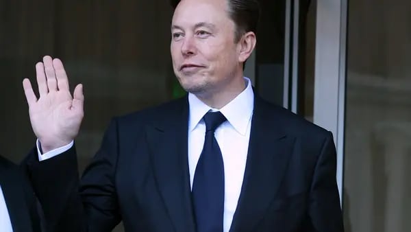 Musk visitará China este fin de semana con una posible parada en planta de Tesladfd
