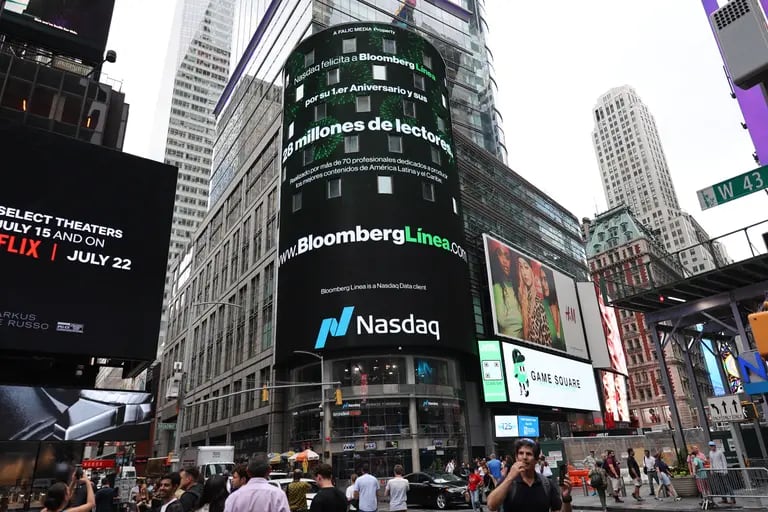 Nasdaq tower en Time Square, Nueva York. Celebrando 28 millones de lectores en los sitios de Bloomberg Linea después de unos meses de su lanzamiento.dfd