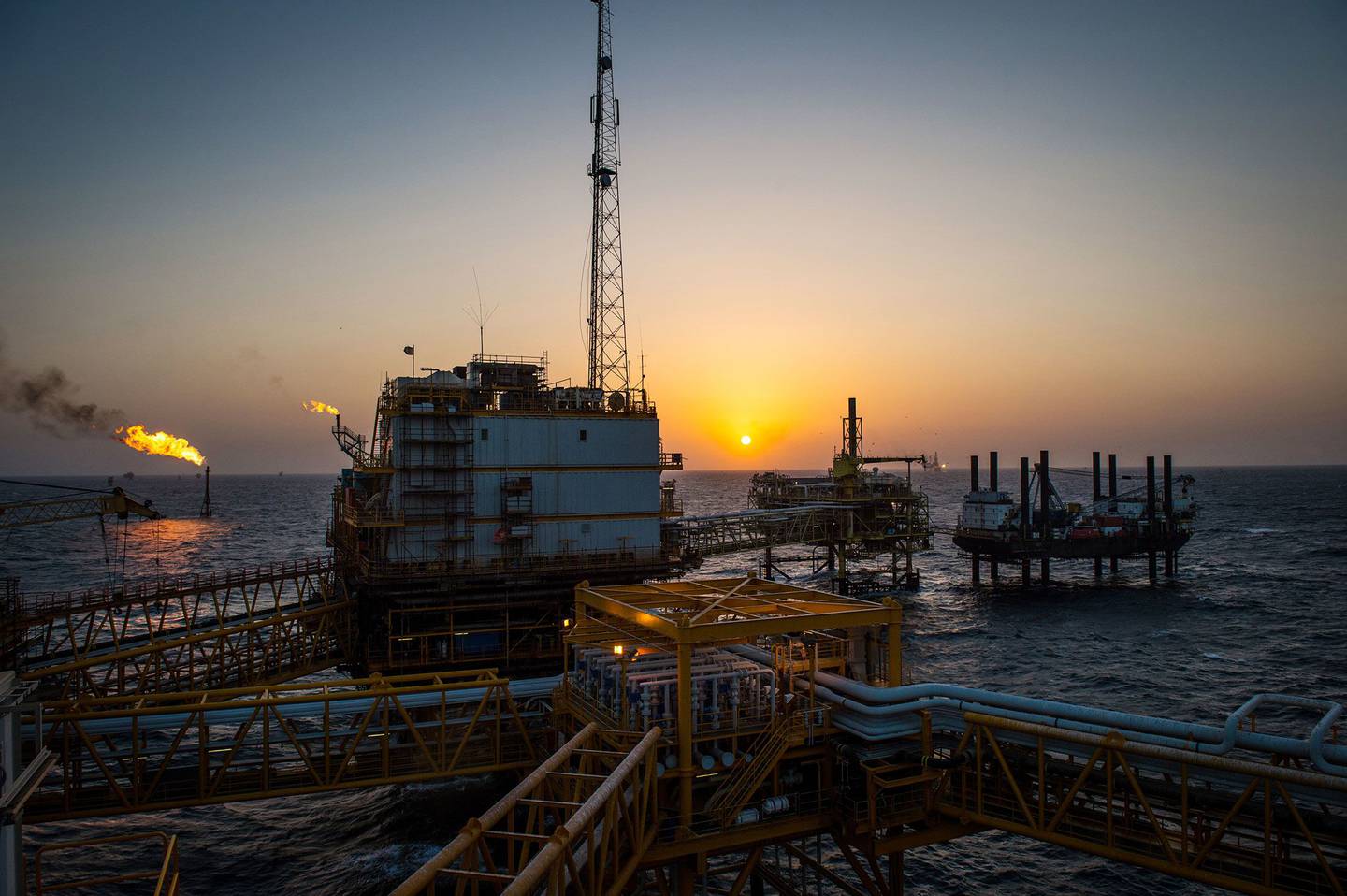 Las llamaradas de gas arden en las tuberías a bordo de una plataforma petrolera en alta mar en el campo petrolero Salman del Golfo Pérsico, operado por la National Iranian Offshore Oil Co., cerca de la isla de Lavan, Irán