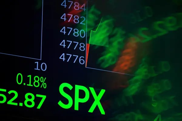 Un monitor muestra los datos del mercado S&P 500 en el parqué de la Bolsa de Nueva York (NYSE) en Nueva York, EE.UU., el viernes 31 de diciembre de 2021.