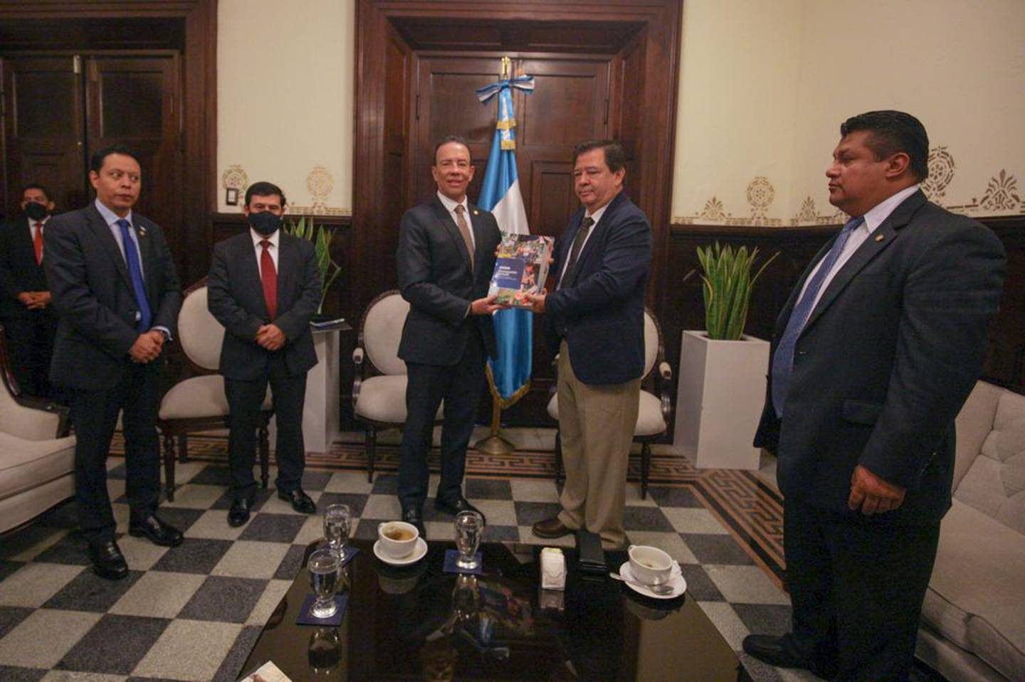 El presupuesto fue entregado por el ministro de Finanzas Álvaro González Ricci y recibido por el tercer vicepresidente de la Junta Directiva del Congreso, Efraín Menéndez.dfd