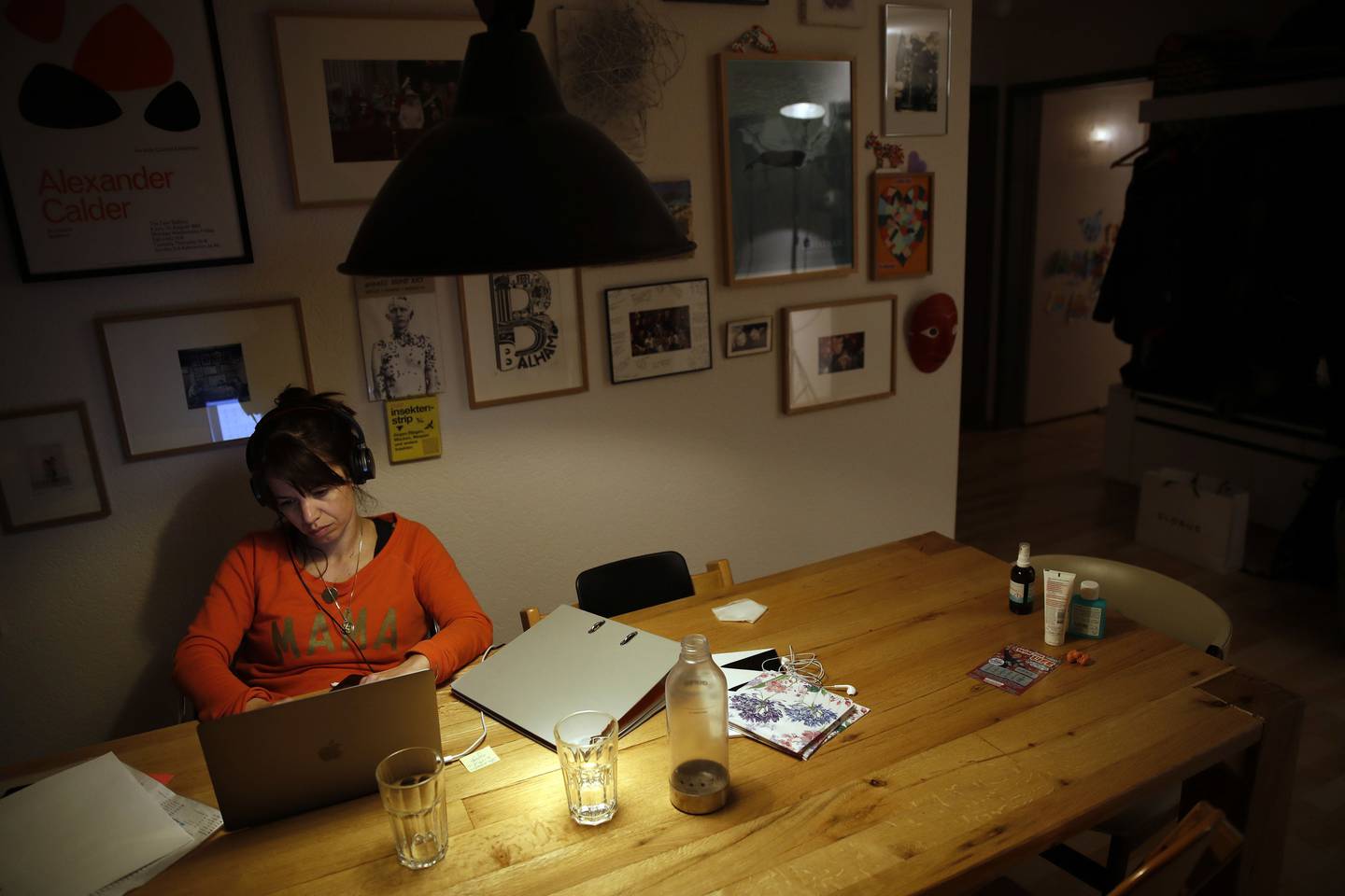 Una mujer trabaja con un ordenador portátil en la cocina en una fotografía tomada en Berna, Suiza, el miércoles 1 de abril de 2020.