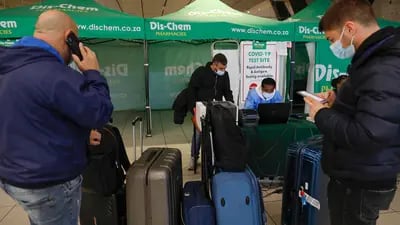 Viajeros aguardan por resultados de un test PCR en un aeropuerto.