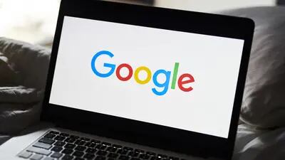 El logotipo de Google Inc. en una computadora portátil de Apple Inc. en  en Little Falls, Nueva Jersey, EE.UU., el sábado 20 de julio de 2019.