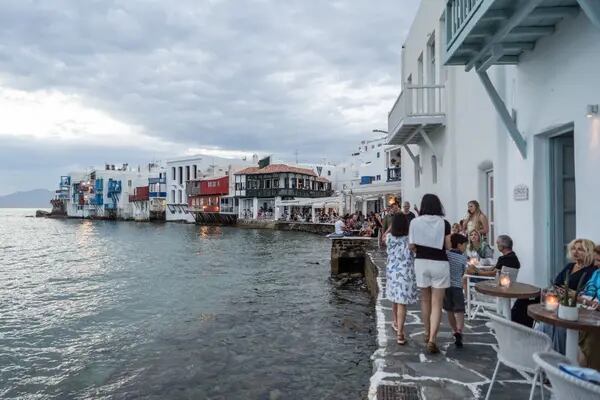 Turistas em Chora, em uma das mais de 200 ilhas da Grécia: país explora novos destinos para o verão