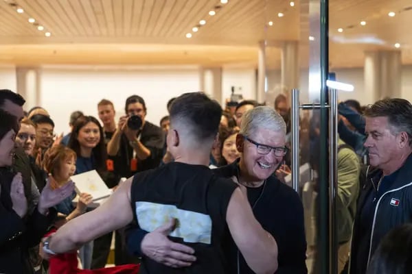CEO de Apple abre una nueva tienda en Shanghái como muestra de su interés por China
