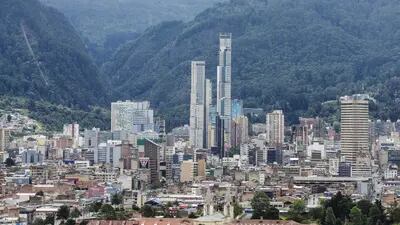Los edificios se encuentran en esta fotografía aérea tomada en el centro de Bogotá, Colombia, el martes 7 de abril de 2020.
