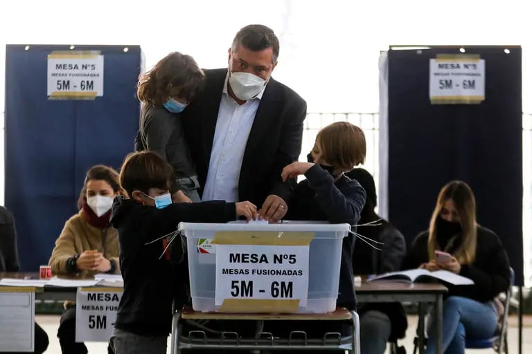 Sichel, one of Borics closest rivals, casts his primary ballot on July 18. Photographer: Dragomir Yankovic/Getty Imagesdfd