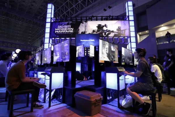 Los asistentes utilizan las consolas de juego Sony Corp. PlayStation 4 (PS4) para jugar al videojuego Call of Duty: Modern Warfare en el Tokyo Game Show 2019 en Chiba, Japón, el jueves 12 de septiembre de 2019. Más de 650 empresas y grupos exponen en la feria anual de juegos, que se celebra hasta el 15 de septiembre.