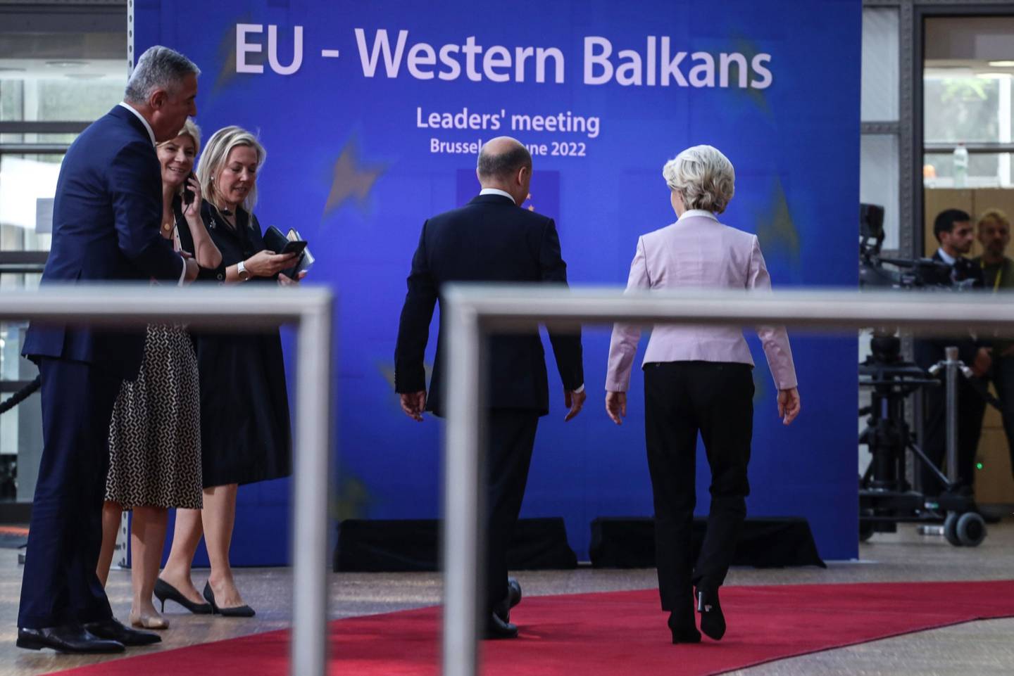 Olaf Scholz, canciller alemán, centro izquierda, y Ursula von der Leyen, presidenta de la Comisión Europea, centro derecha, en la cumbre de líderes de la Unión Europea (UE) y los Balcanes Occidentales en la sede del Consejo Europeo en Bruselas, Bélgica, el jueves 23 de junio de 2022.  Fotógrafo: Valeria Mongelli/Bloomberg