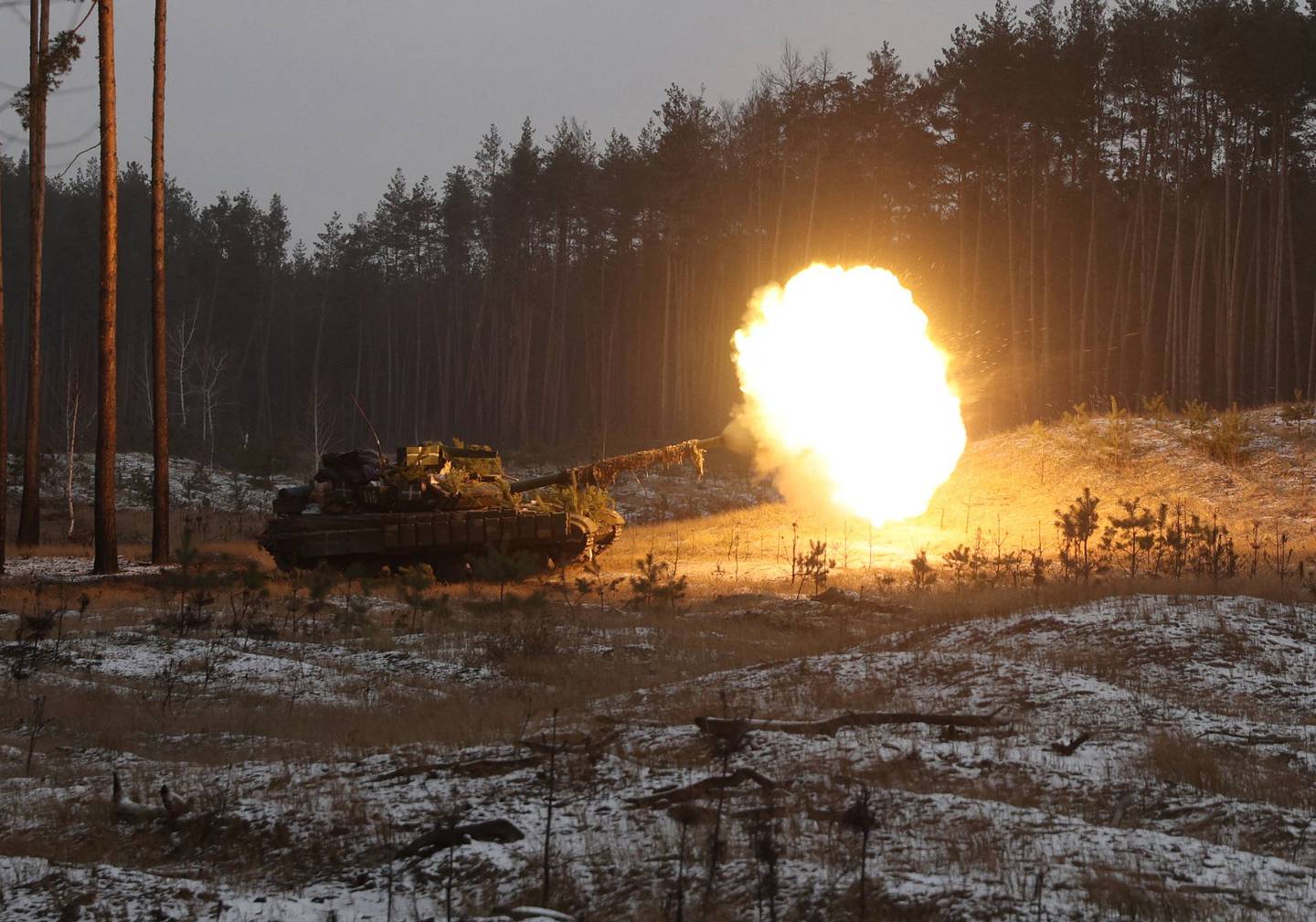 Un tanque ucraniano dispara contra posiciones rusas cerca de Kreminna, en la región de Lugansk, el 12 de enero.