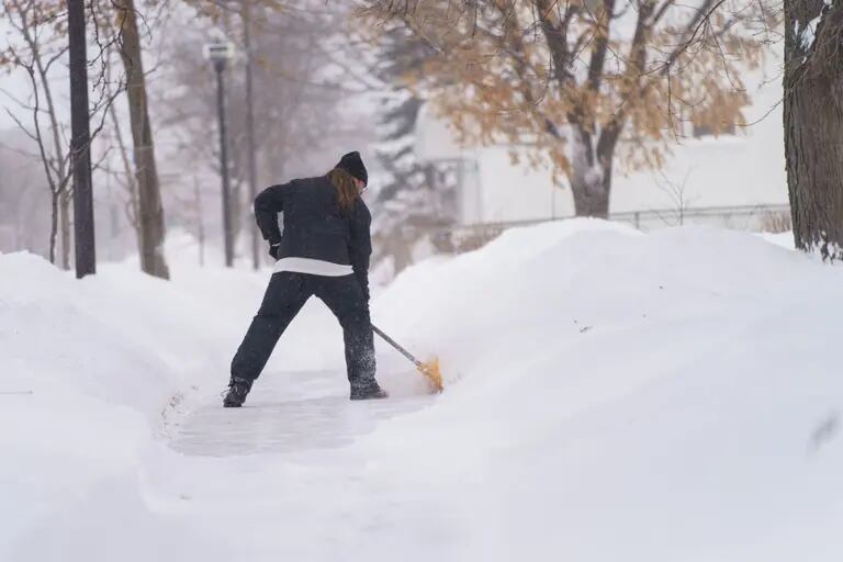 Un residente pala la nieve durante una tormenta en Minneapolis, Minnesota, EE.UU., el jueves 23 de febrero de 2023. Una tormenta invernal se extiende por el norte de EE.UU. esta semana, desatando frío y nieve desde California hasta Maine, mientras en el sureste se registran temperaturas récord. Fotógrafo: Tim Evans/Bloombergdfd