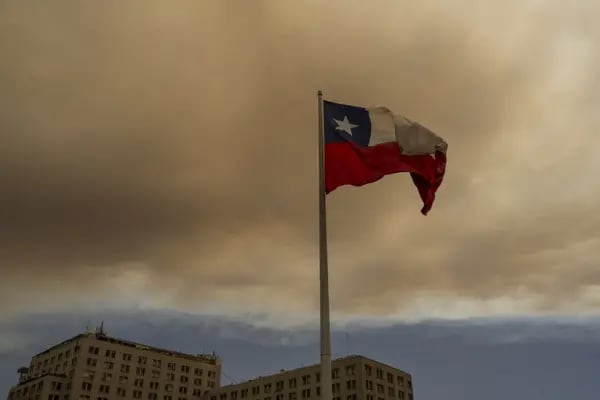 Una bandera de Chile en Santiago. Foto: Tamara Merino/Bloomberg