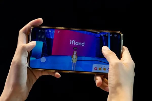 La aplicación de la plataforma Ifland de Sk Telecom Co. está abierta en un smartphone en la sede de la empresa en Seúl, Corea del Sur, el miércoles 28 de julio de 2021.