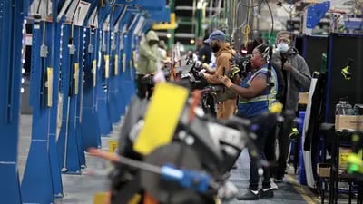 Los empleados trabajan en la línea de montaje de la planta de fabricación de Dakkota Integrated Systems en Detroit, Michigan, Estados Unidos, el jueves 5 de mayo de 2022.