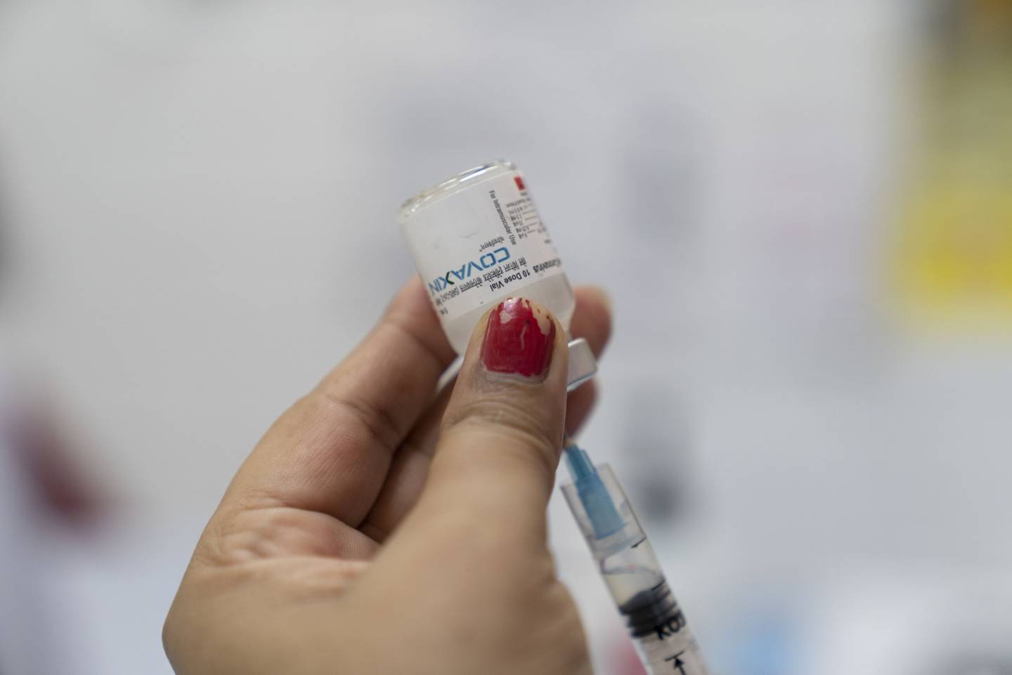Un trabajador de salud prepara una dosis de la vacuna Covaxin de Bharat Biotech Ltd. Covaxin en un centro de vacunación de Covid-19 instalado en el Delhi Municipal Corp. Public Health Center en la zona de Daryagunj de Nueva Delhi, India, el lunes 21 de junio de 2021.